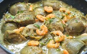 Alcachofas rústicas con langostinos y salsa verde