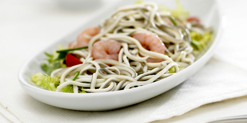 Ensalada templada de gulas y langostinos