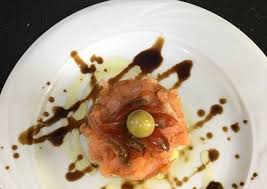 Timbal de aguacates, salmón ahumado y langostinos